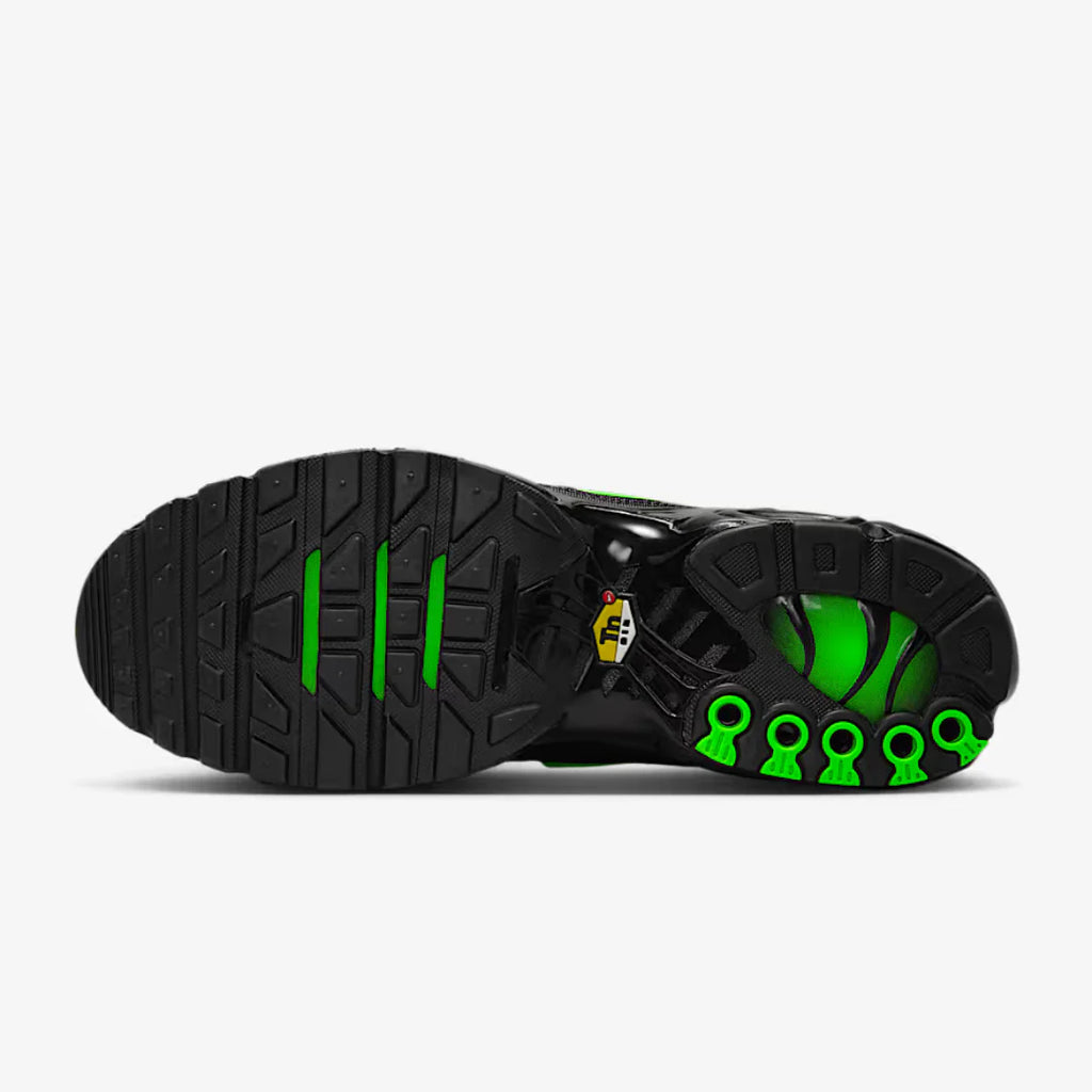 Air max plus - black green strike